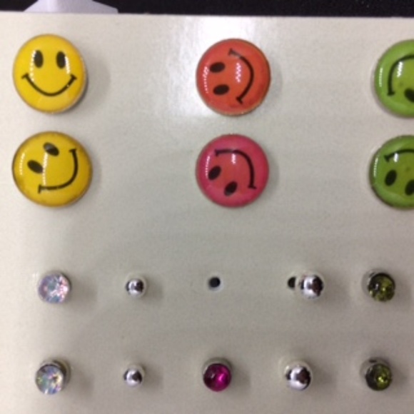 2/10NWT 8 Pairs of Smileys and Dots Post Earrings - Picture 4 of 4